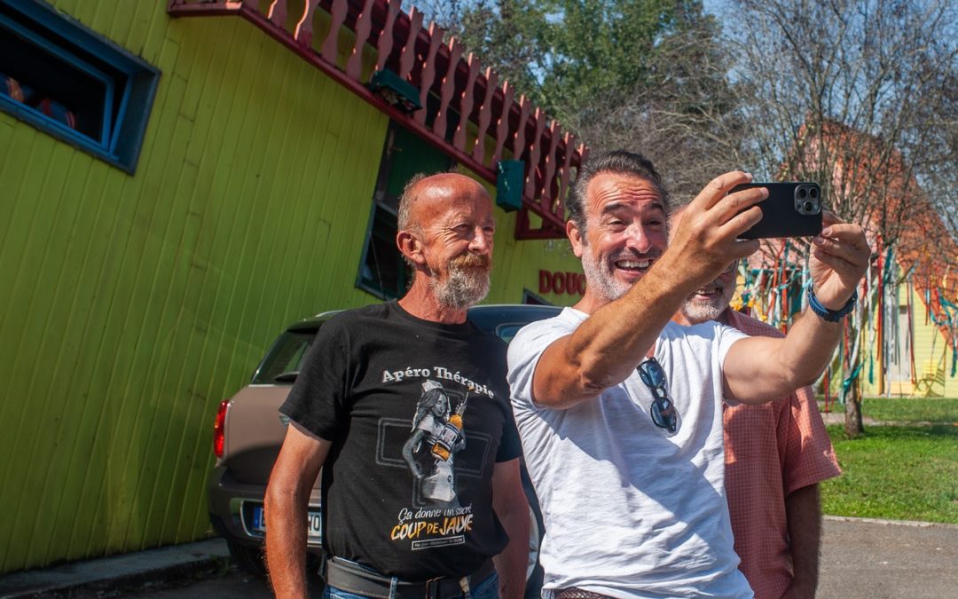 Jean Dujardin est passé ce matin au Village Emmaüs Lescar-Pau !